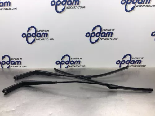 Ruitenwisserarm voor-8101100