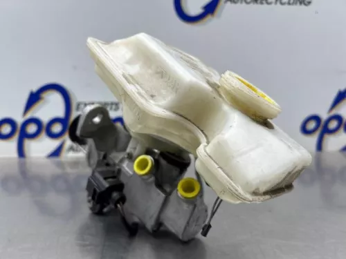 Hoofdremcilinder-8231804